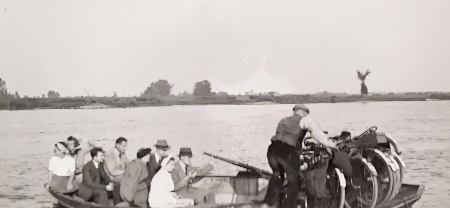 Met de Fietsclub over de I Jssel omstreeks 1938